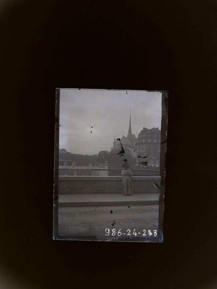 Femme accoudée au parapet d'un quai, regardant vers le chevet de Notre-Dame de Paris, Léon Tirode, 4e quart 19e siècle, 1ère moitié 20e siècle