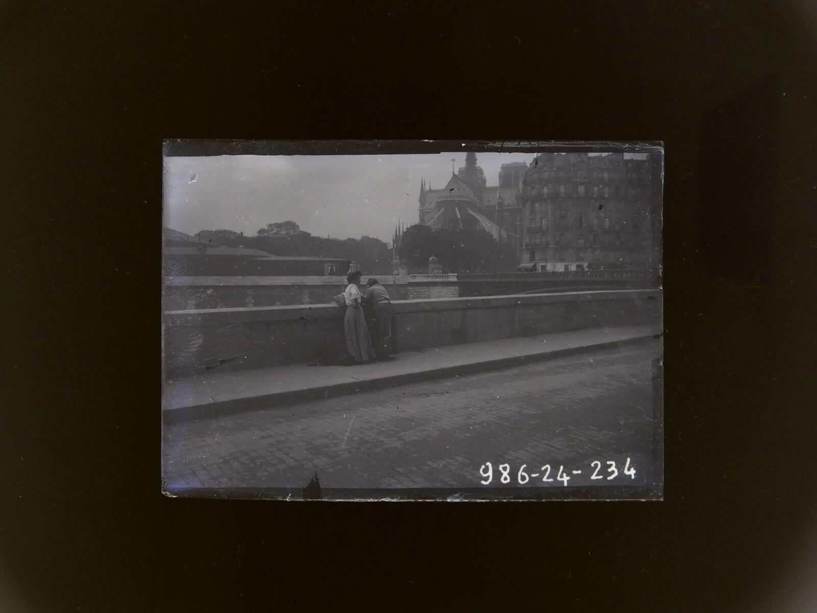 Deux femmes accoudées au parapet d'un quai, le chevet de Notre-Dame de Paris en arrière-plan, Léon Tirode, 4e quart 19e siècle, 1ère moitié 20e siècle