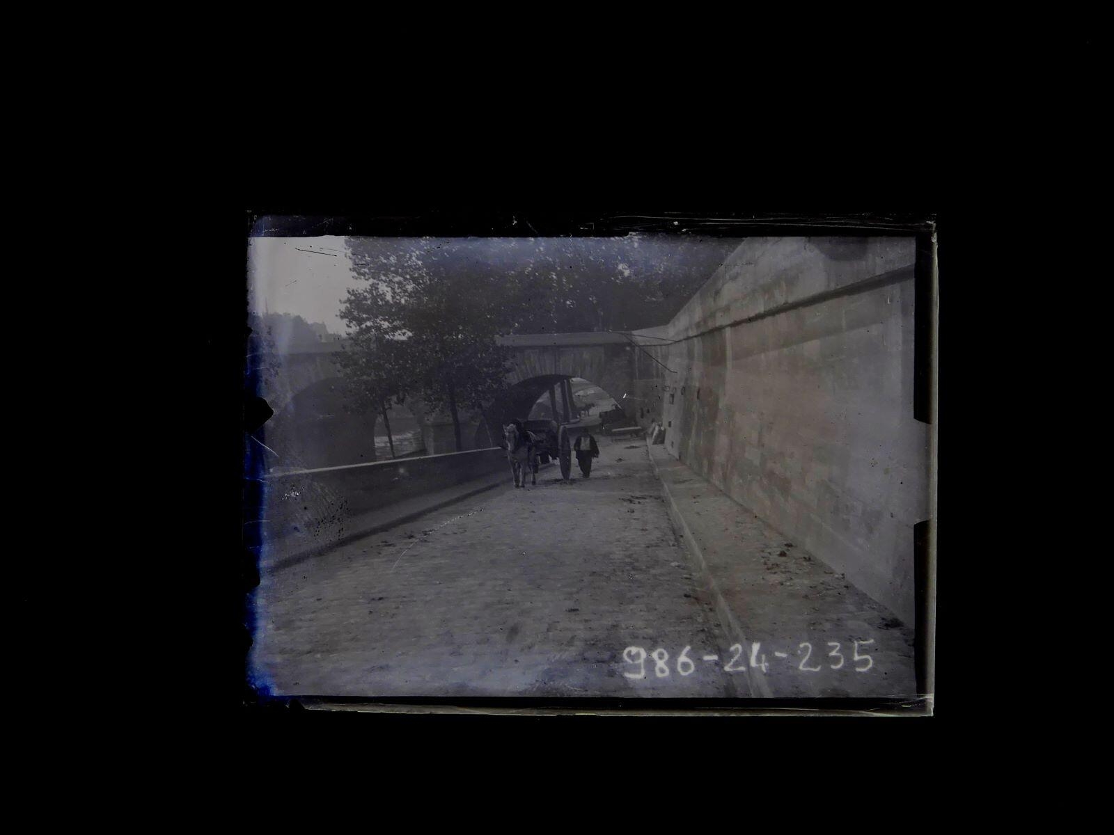 Chariot tiré par un cheval sur un quai de Seine à Paris, Léon Tirode, 4e quart 19e siècle, 1ère moitié 20e siècle