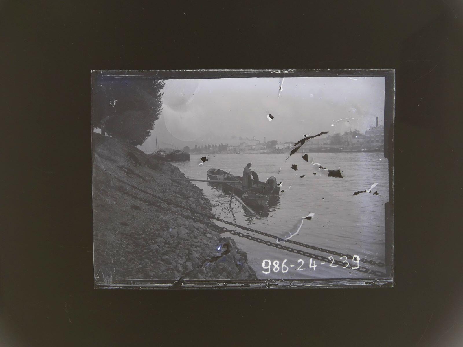 Femme debout dans un bateau amarré en bord de Seine, Léon Tirode, 4e quart 19e siècle, 1ère moitié 20e siècle