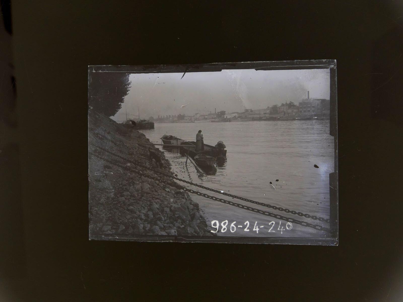 Femme debout dans un bateau amarré en bord de Seine, Léon Tirode, 4e quart 19e siècle, 1ère moitié 20e siècle