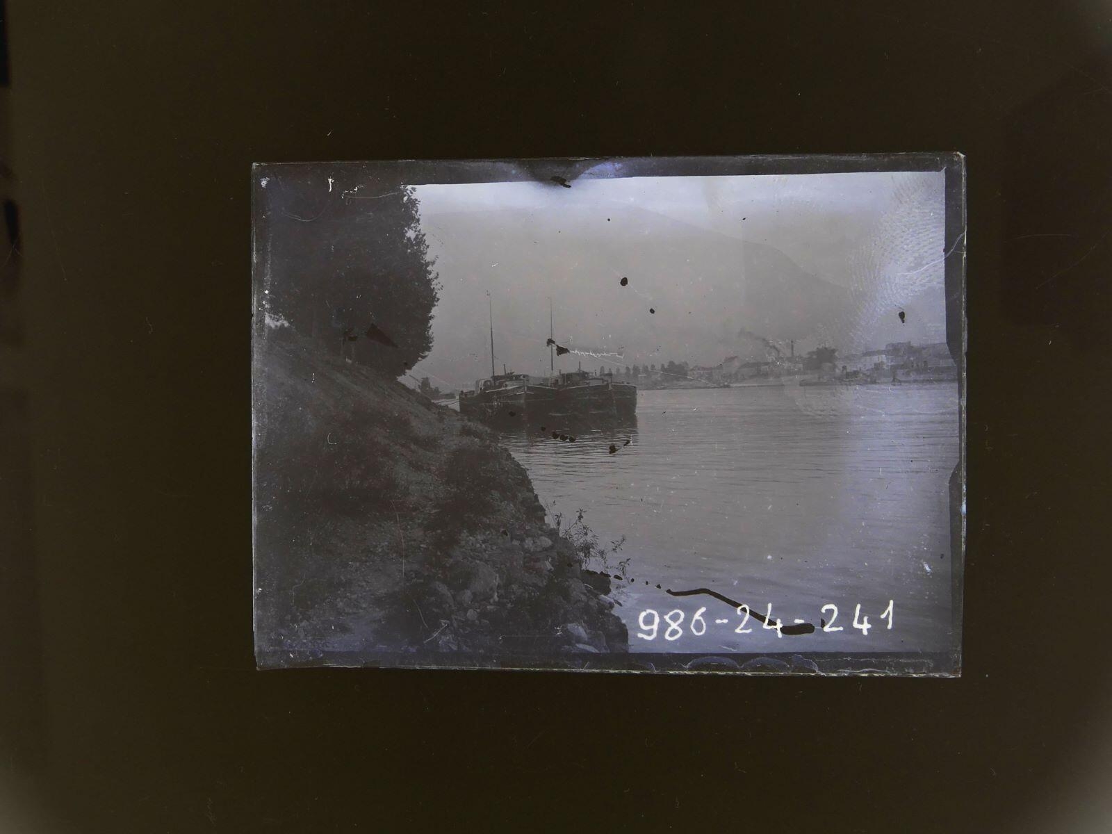 Deux péniches amarrées en bord de Seine_0