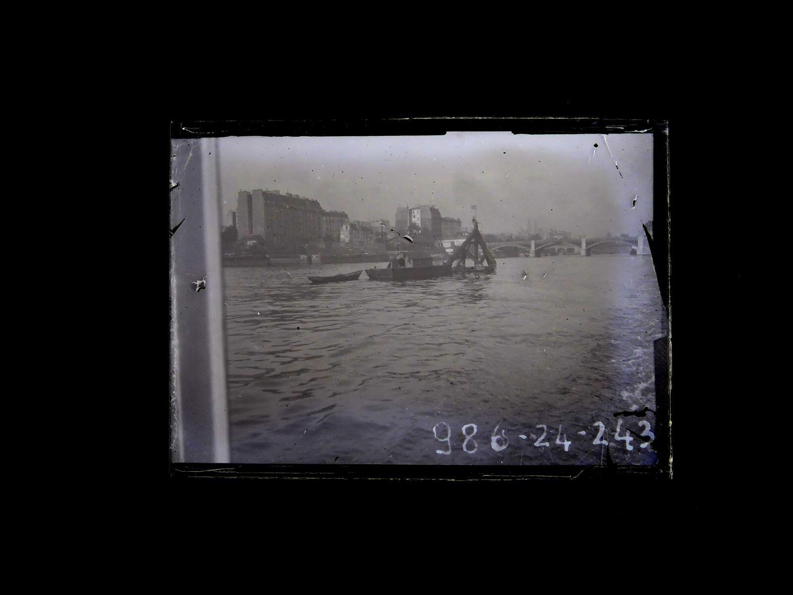 Bateau sur la Seine avec le pont de Sully en arrière-plan, Léon Tirode, 4e quart 19e siècle, 1ère moitié 20e siècle