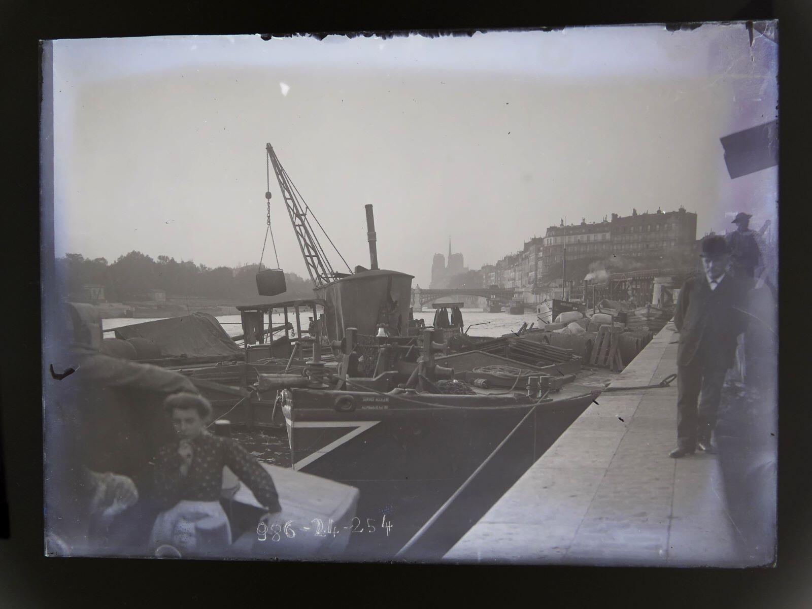 Petit port de la Seine, quai Henri IV, 4e arrondissement de Paris, avec un homme marchant sur le quai, Léon Tirode, 4e quart 19e siècle, 1ère moitié 20e siècle