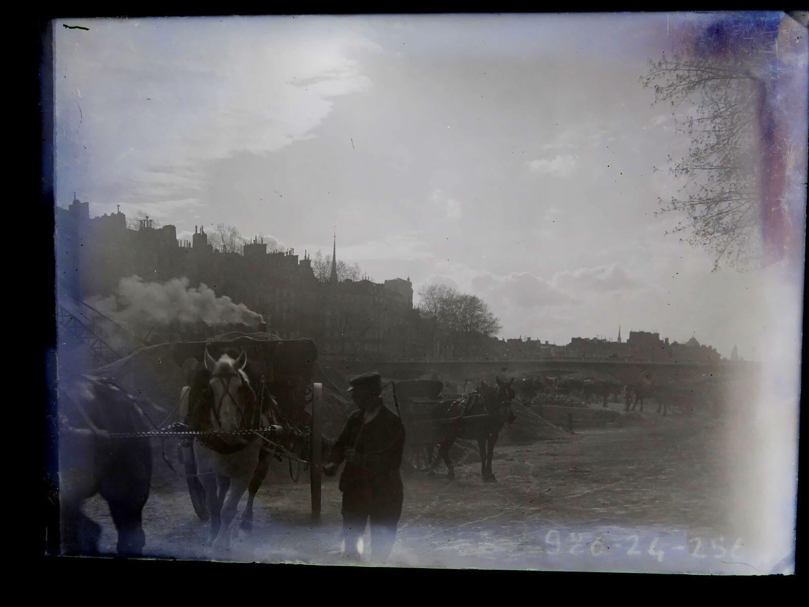 Chariots tirés par des chevaux en bord de Seine à Paris, Léon Tirode, 4e quart 19e siècle, 1ère moitié 20e siècle