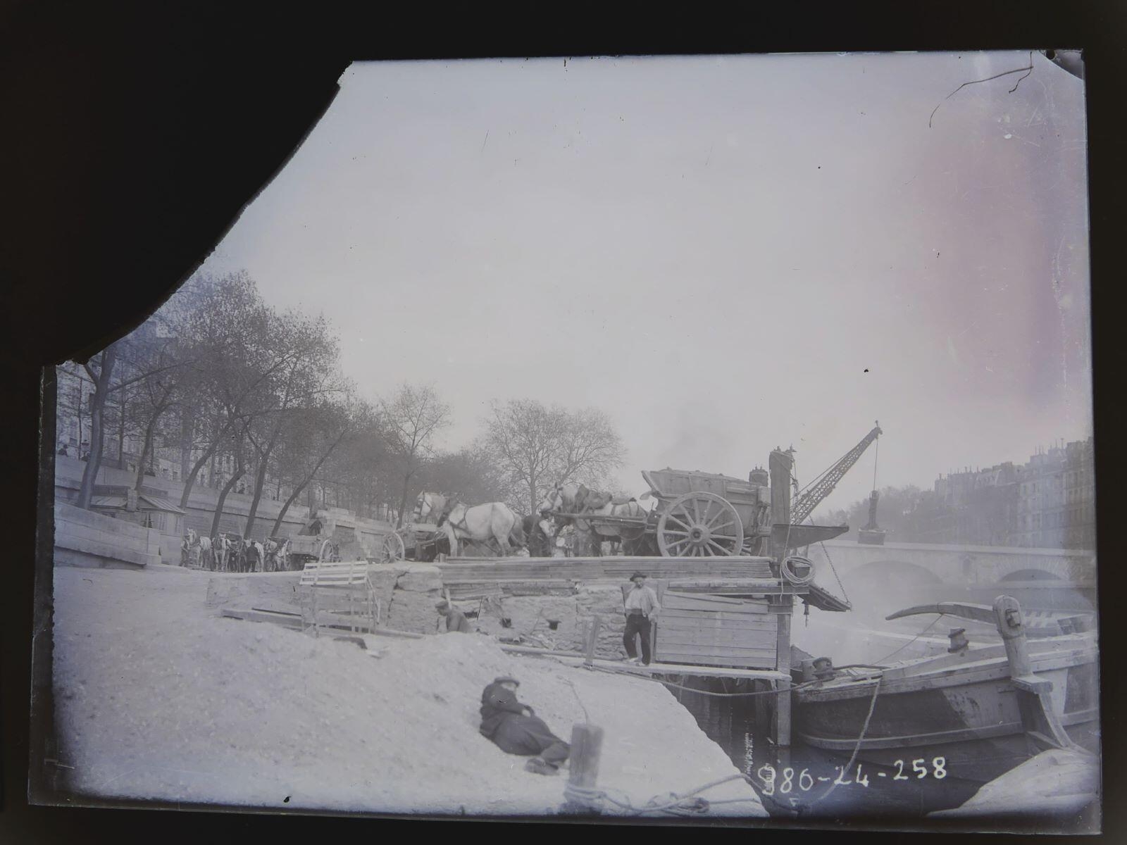 Homme se reposant à proximité d'un chantier en bord de Seine à Paris, Léon Tirode, 4e quart 19e siècle, 1ère moitié 20e siècle