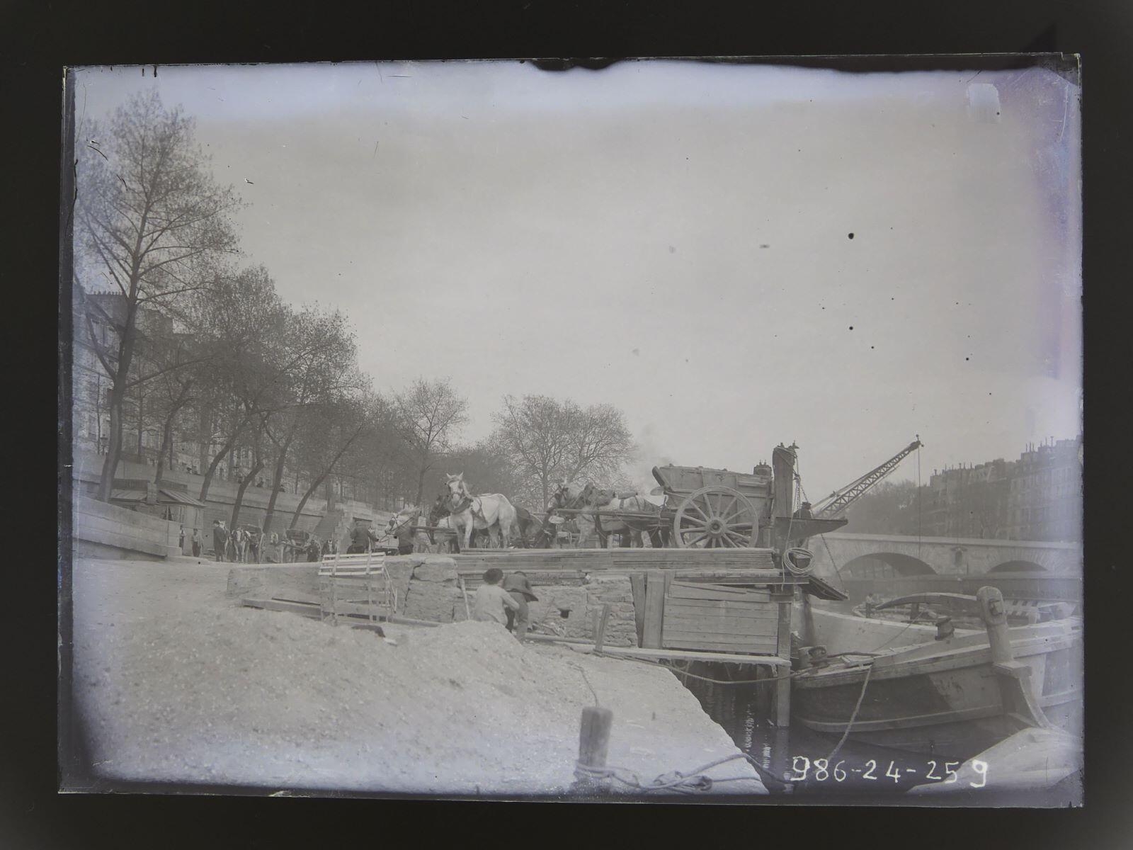 Chantier en bord de Seine à Paris avec chariots tirés par des chevaux, Léon Tirode, 4e quart 19e siècle, 1ère moitié 20e siècle