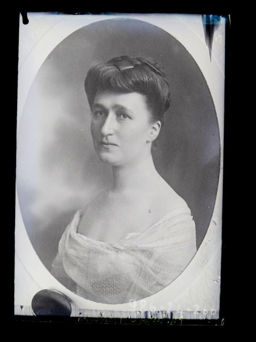 Portrait de femme en buste, épaules dénudées_0