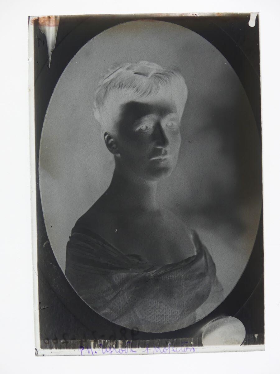 Portrait de femme en buste, épaules dénudées_1