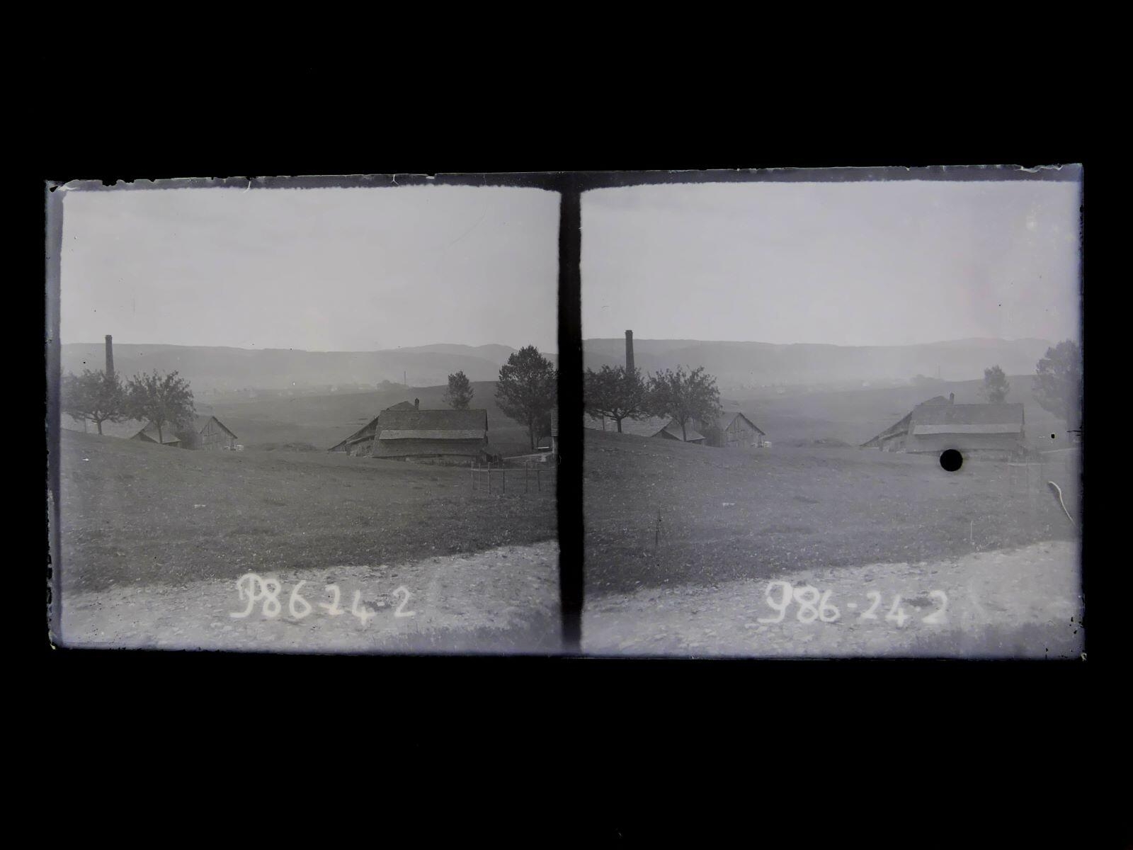 Paysage vallonné avec maisons isolées et cheminée d'usine, Léon Tirode, 4e quart 19e siècle, 1ère moitié 20e siècle