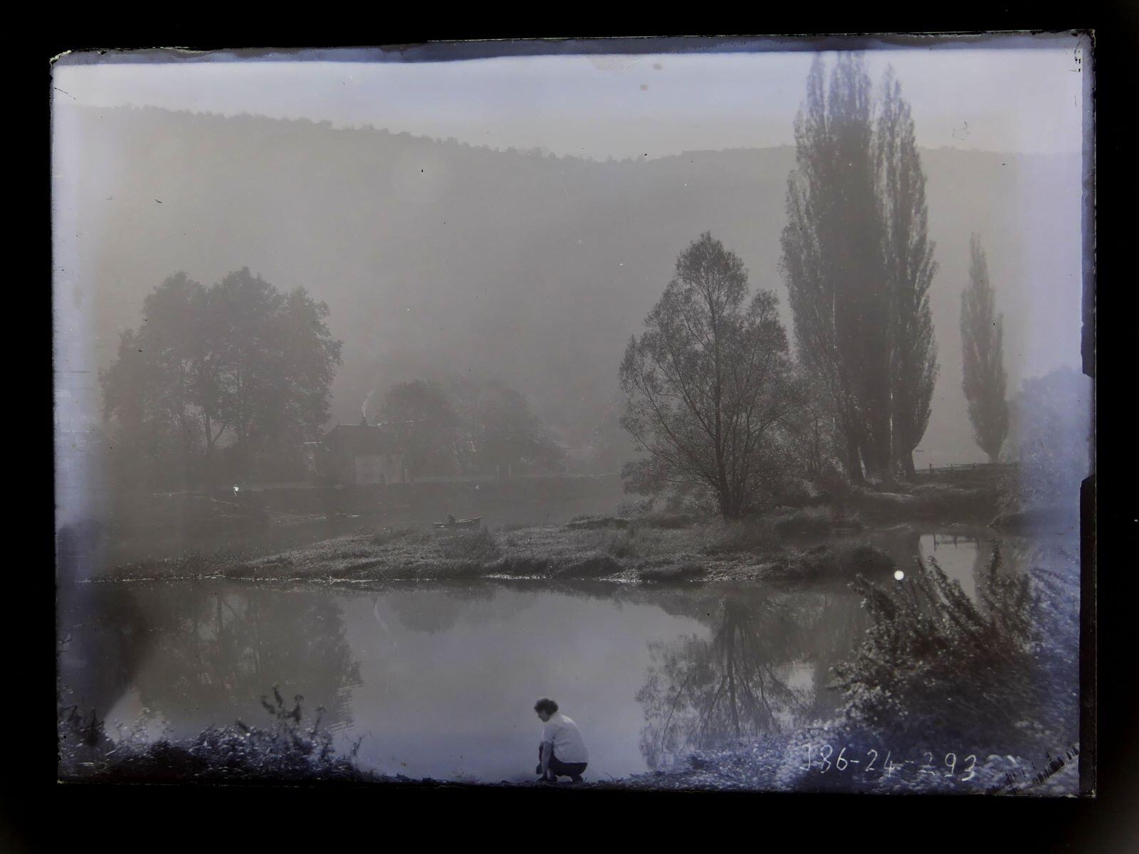 Femme accroupie au bord d'une rivière, Léon Tirode, 4e quart 19e siècle, 1ère moitié 20e siècle