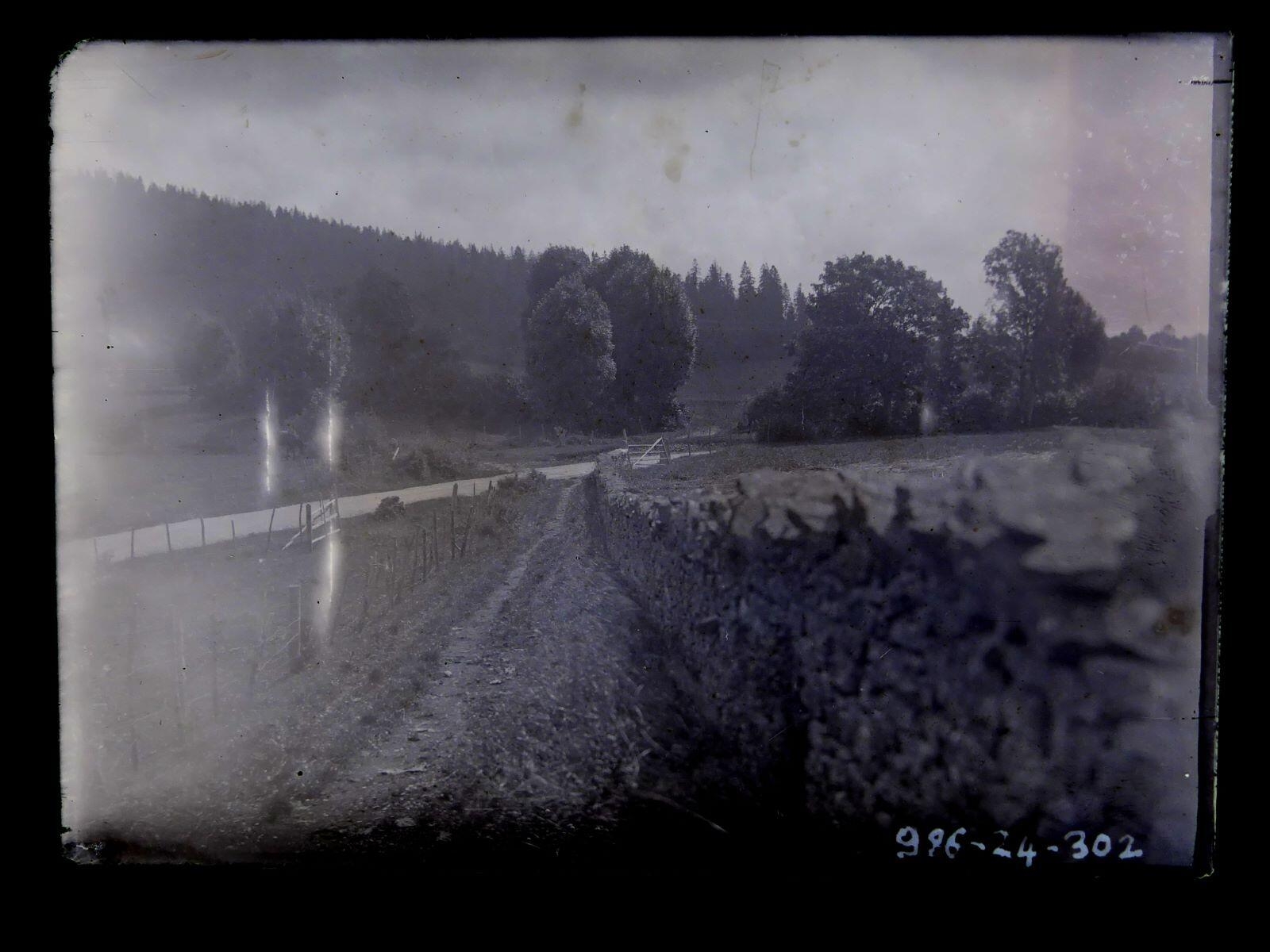 Chemin en campagne bordé par un mur en pierre, Léon Tirode, 4e quart 19e siècle, 1ère moitié 20e siècle
