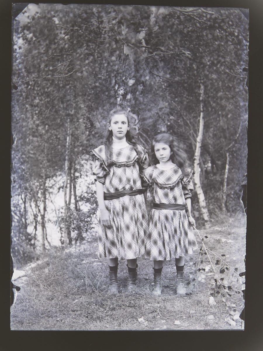 Deux fillettes en robes à tissu écossais posant dans la campagne, Léon Tirode, 4e quart 19e siècle, 1ère moitié 20e siècle