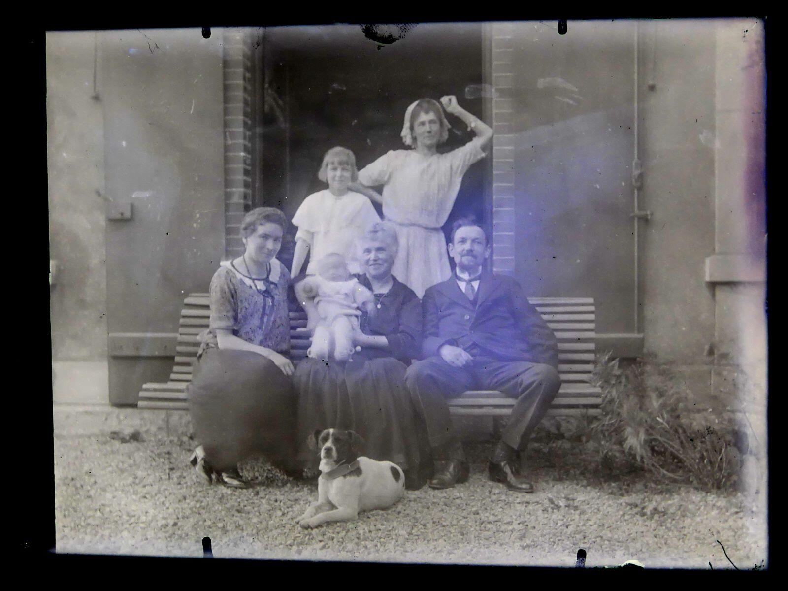 Portrait de groupe autour d'un banc devant une maison, Léon Tirode, 4e quart 19e siècle, 1ère moitié 20e siècle