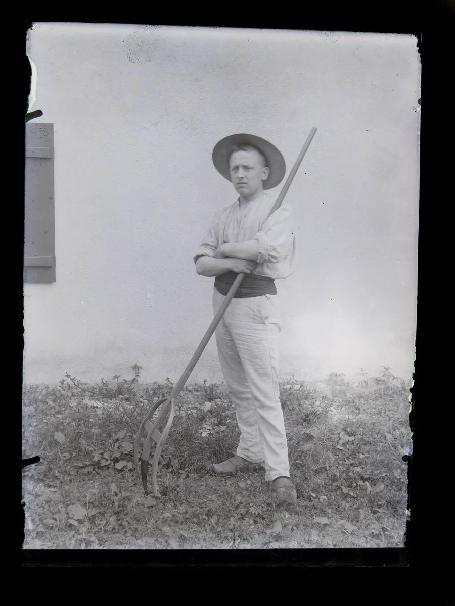 Ouvrier agricole en sabots posant avec une fourche, Léon Tirode, 4e quart 19e siècle, 1ère moitié 20e siècle