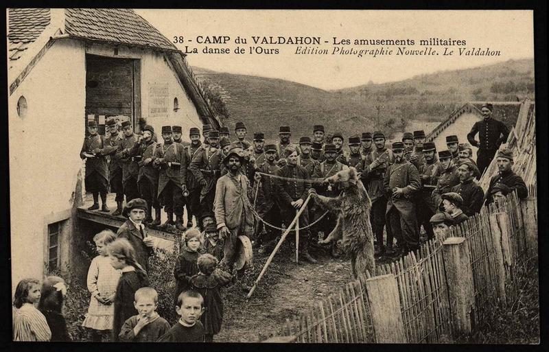 38 - CAMP du VALDAHON - Les amusements militaires - La danse de l'Ours_0