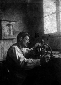 Léon Oudiot dans son atelier d'horloger (titre factice)