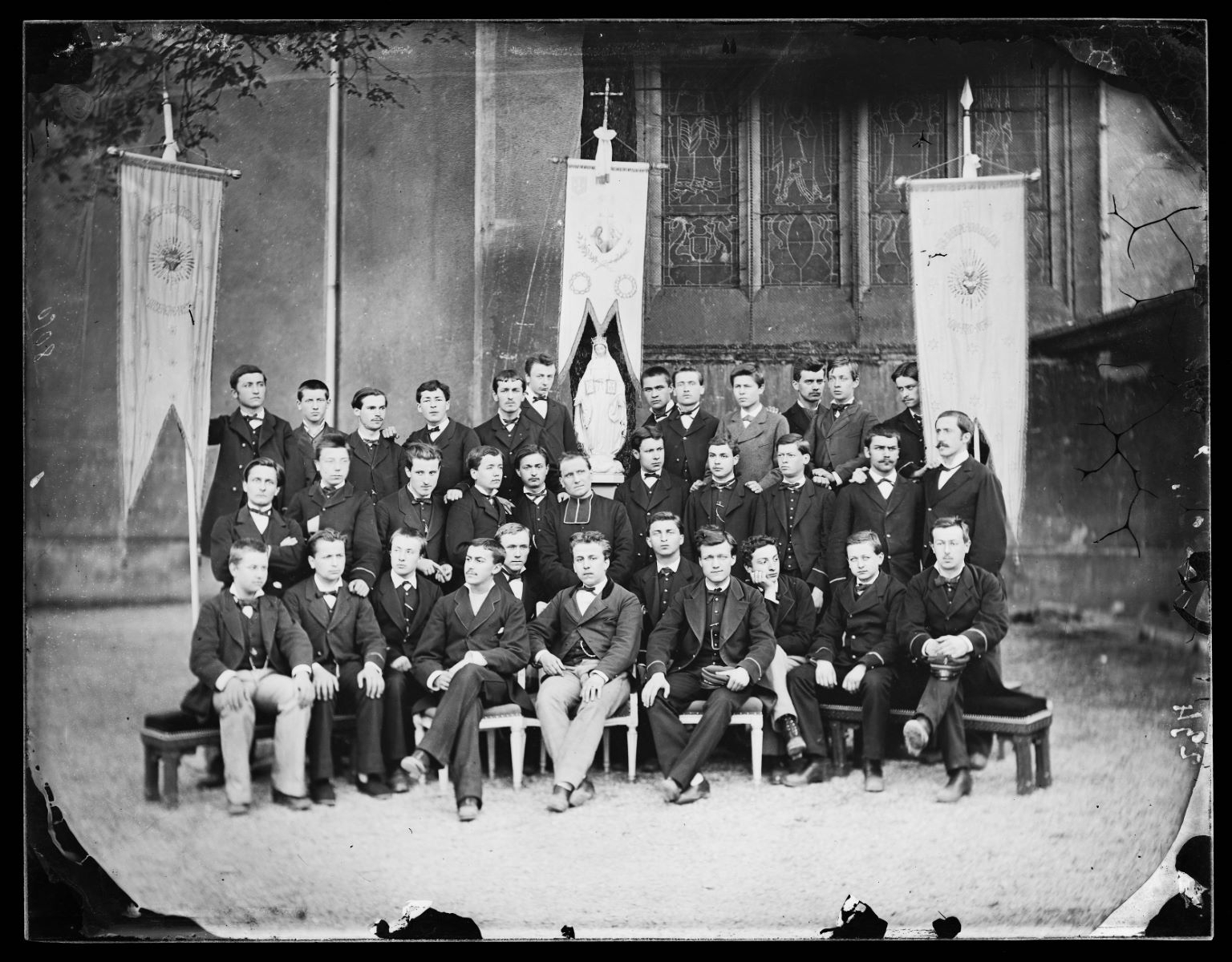 Portrait d'un groupe de jeunes garçons, Alfred Boname, 1870-1885