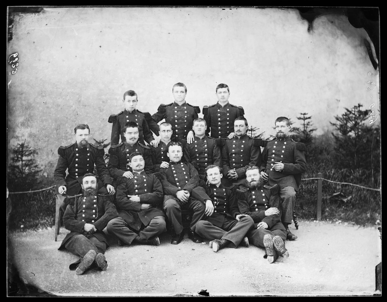 Portrait d'un groupe de militaires dans un jardin, Alfred Boname, 1870-1885