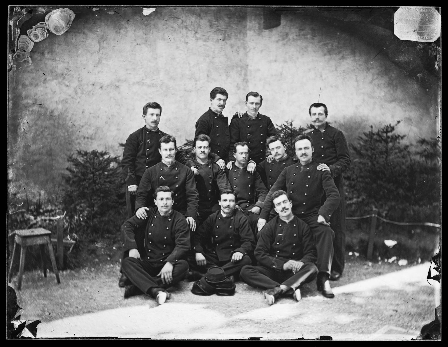 Portrait d'un groupe de militaires dans un jardin, Alfred Boname, 1870-1885