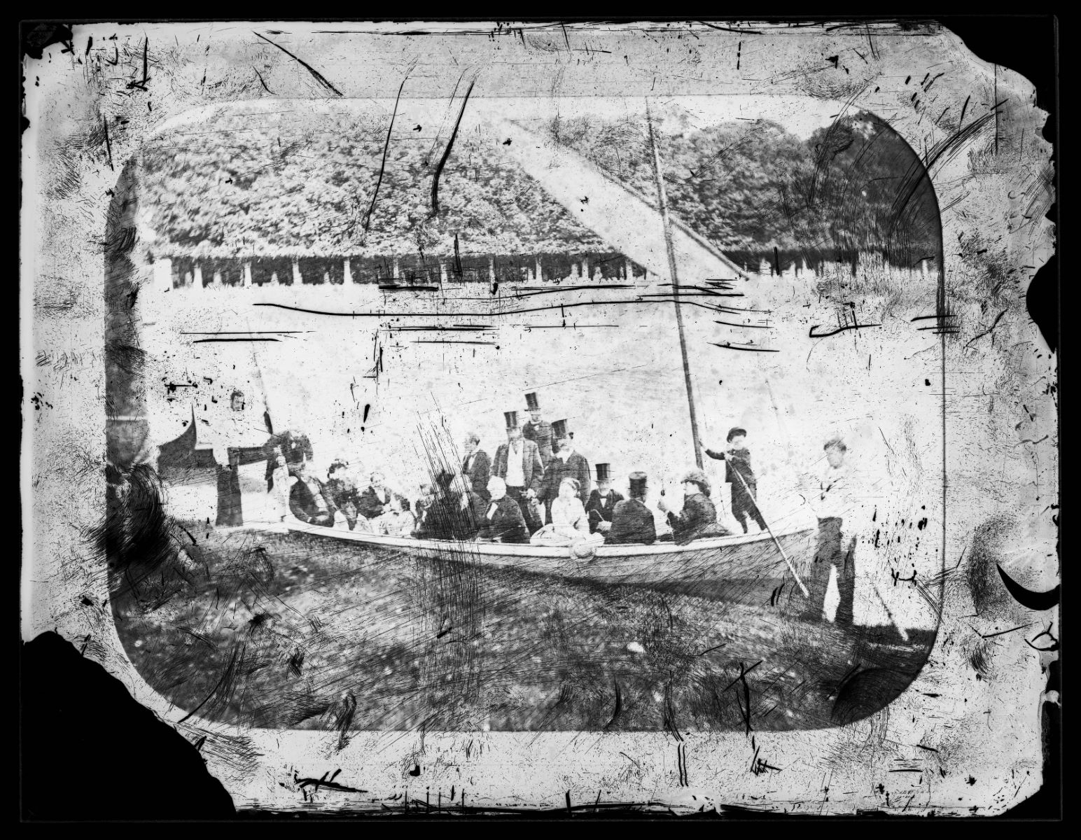 Portrait d'un groupe sur une barque, Alfred Boname, 1870-1885