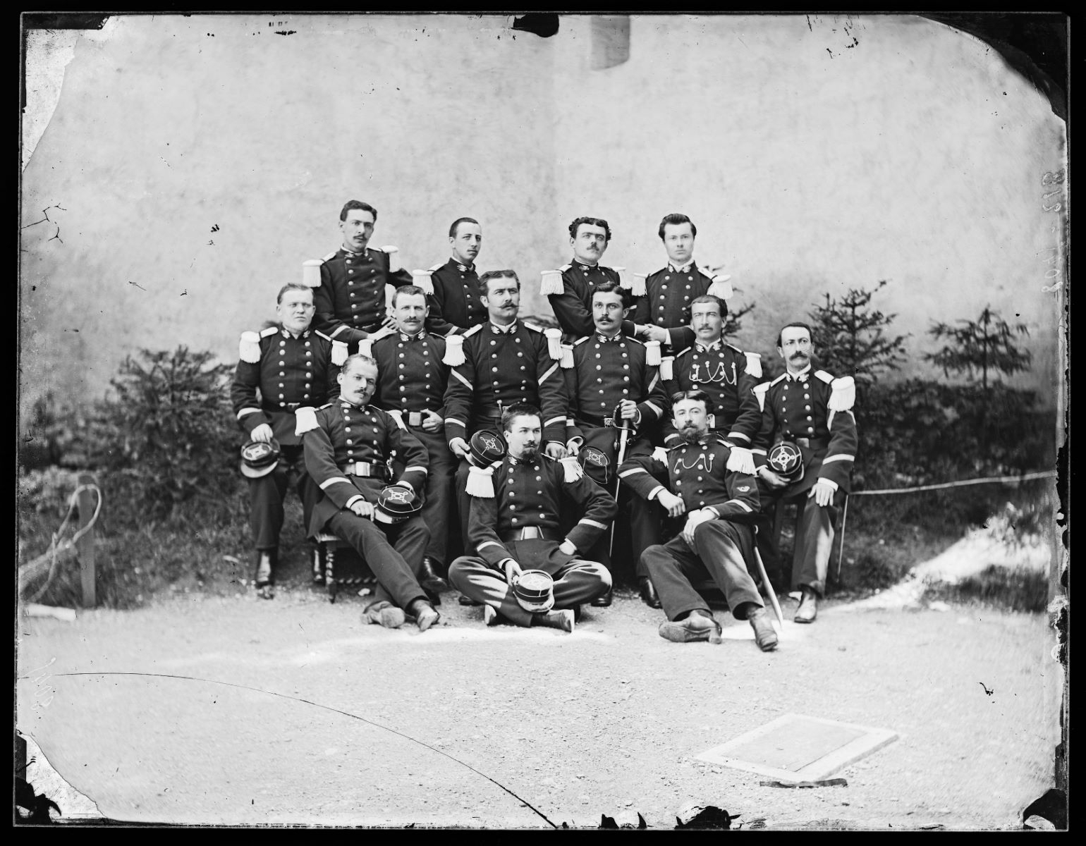 Portrait d'un groupe de jeunes militaires, Alfred Boname, 1870-1885