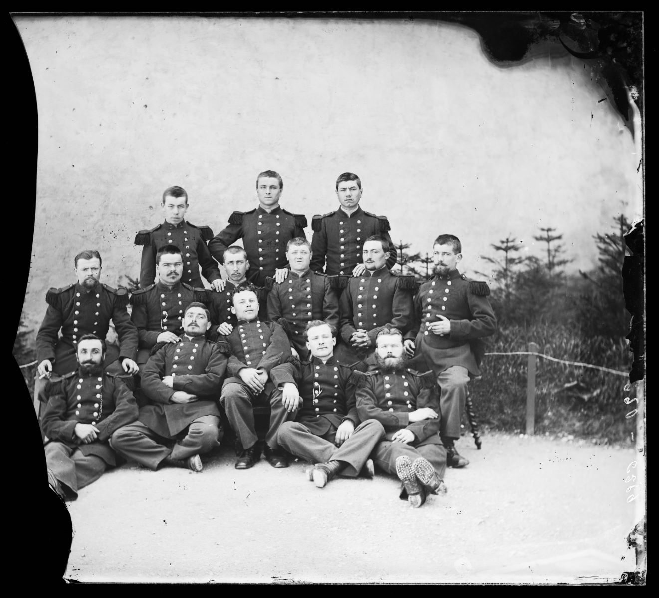 Portrait d'un groupe de jeunes militaires, Alfred Boname, 1870-1885