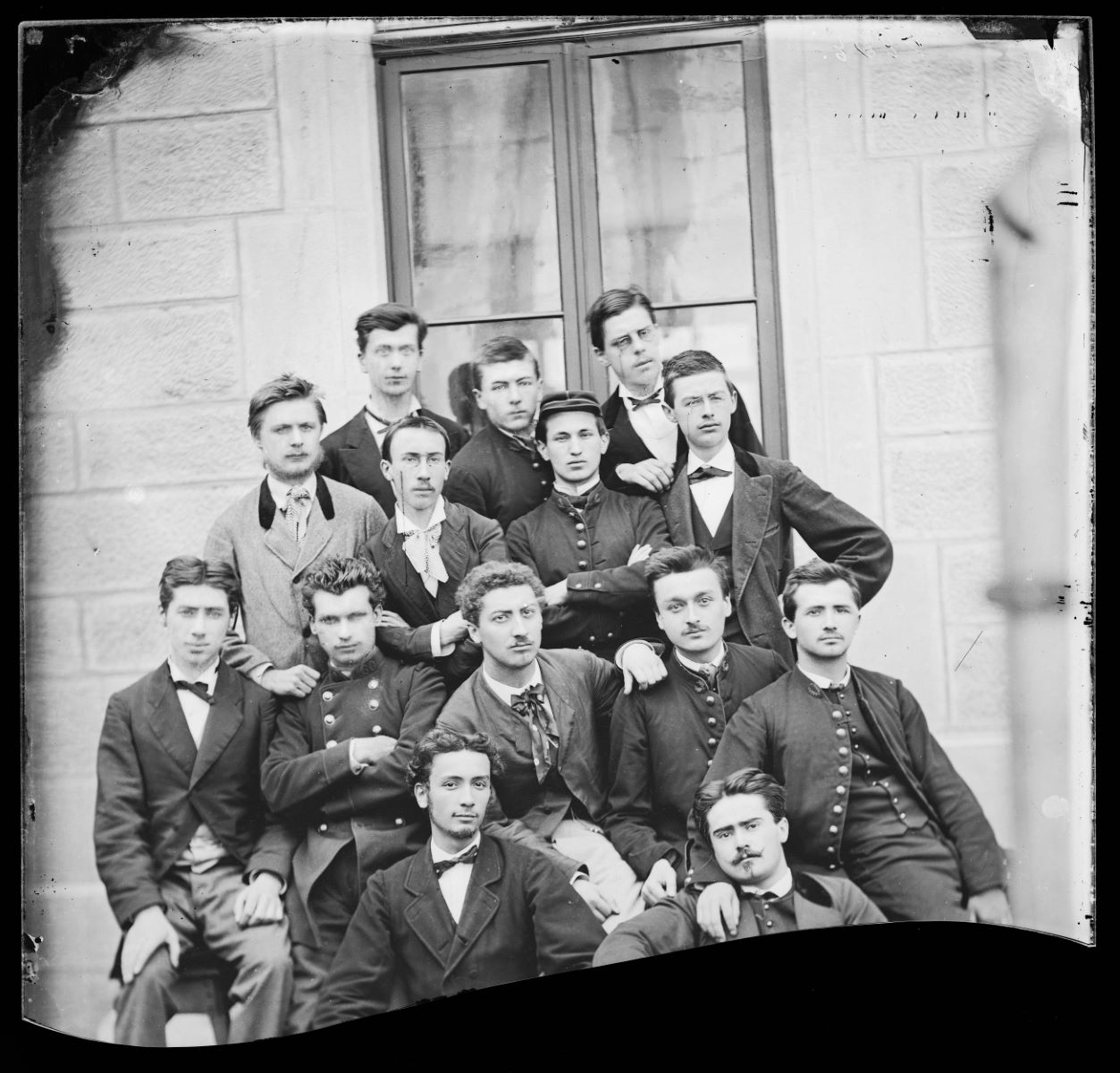Portrait d'un groupe de jeunes hommes, Alfred Boname, 1870-1885