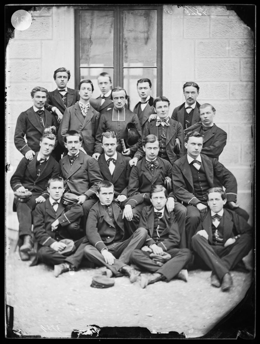 Portrait d'un groupe de jeunes hommes autour d'un prêtre, Alfred Boname, 1870-1885