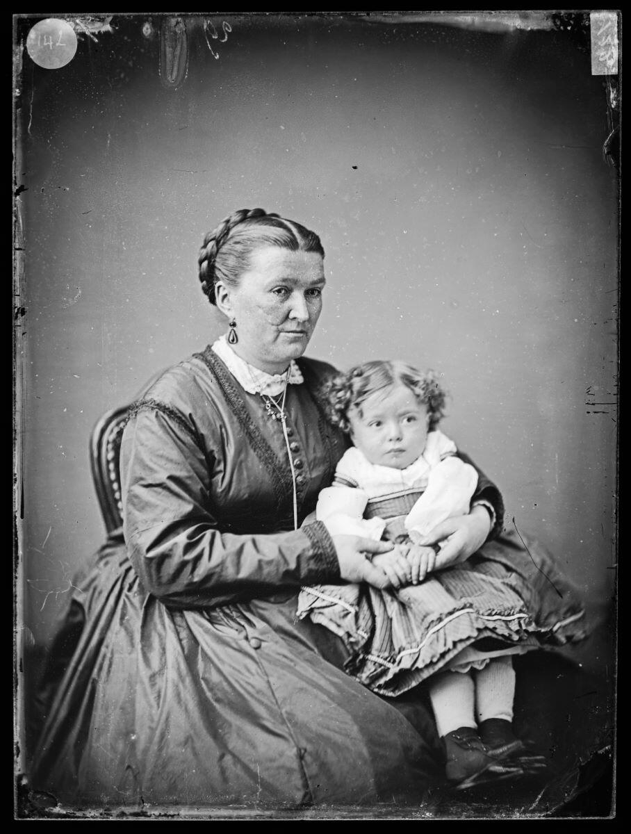 Portrait d'une femme assise avec un bébé, Alfred Boname, 1870-1885