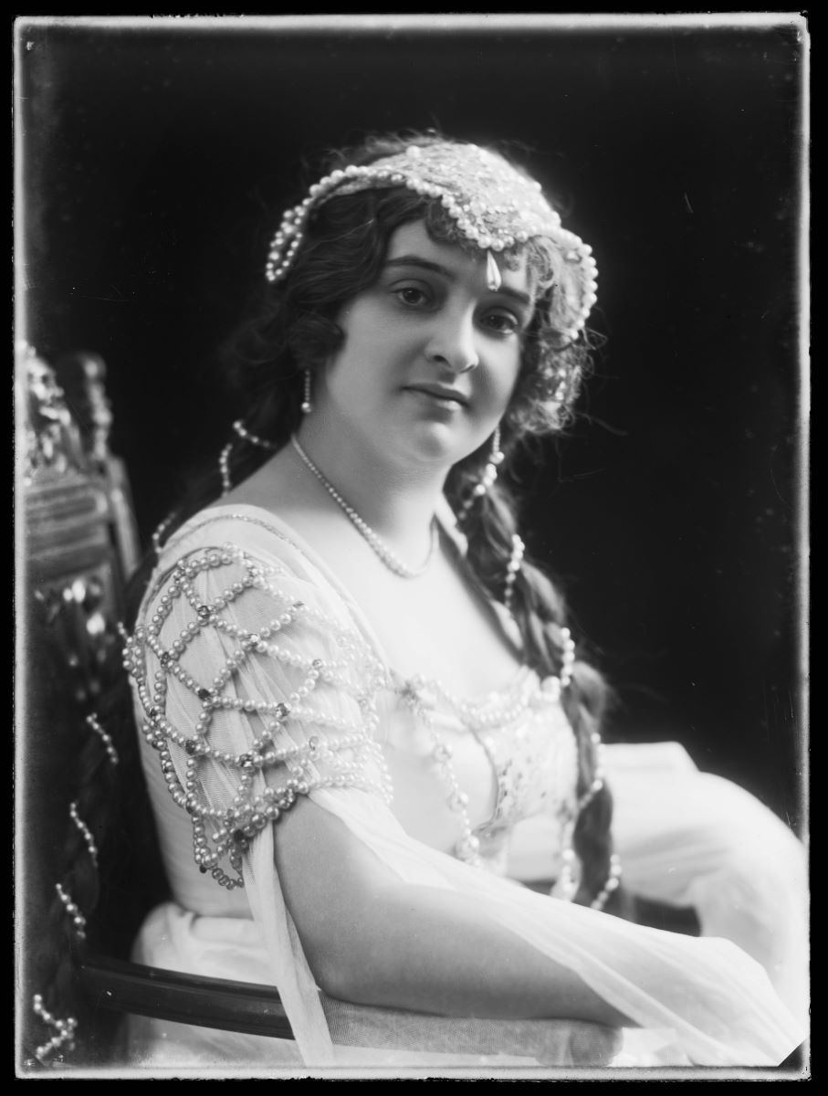 Portrait en buste d'une jeune femme en costume, Studio Meusy, 1917 après