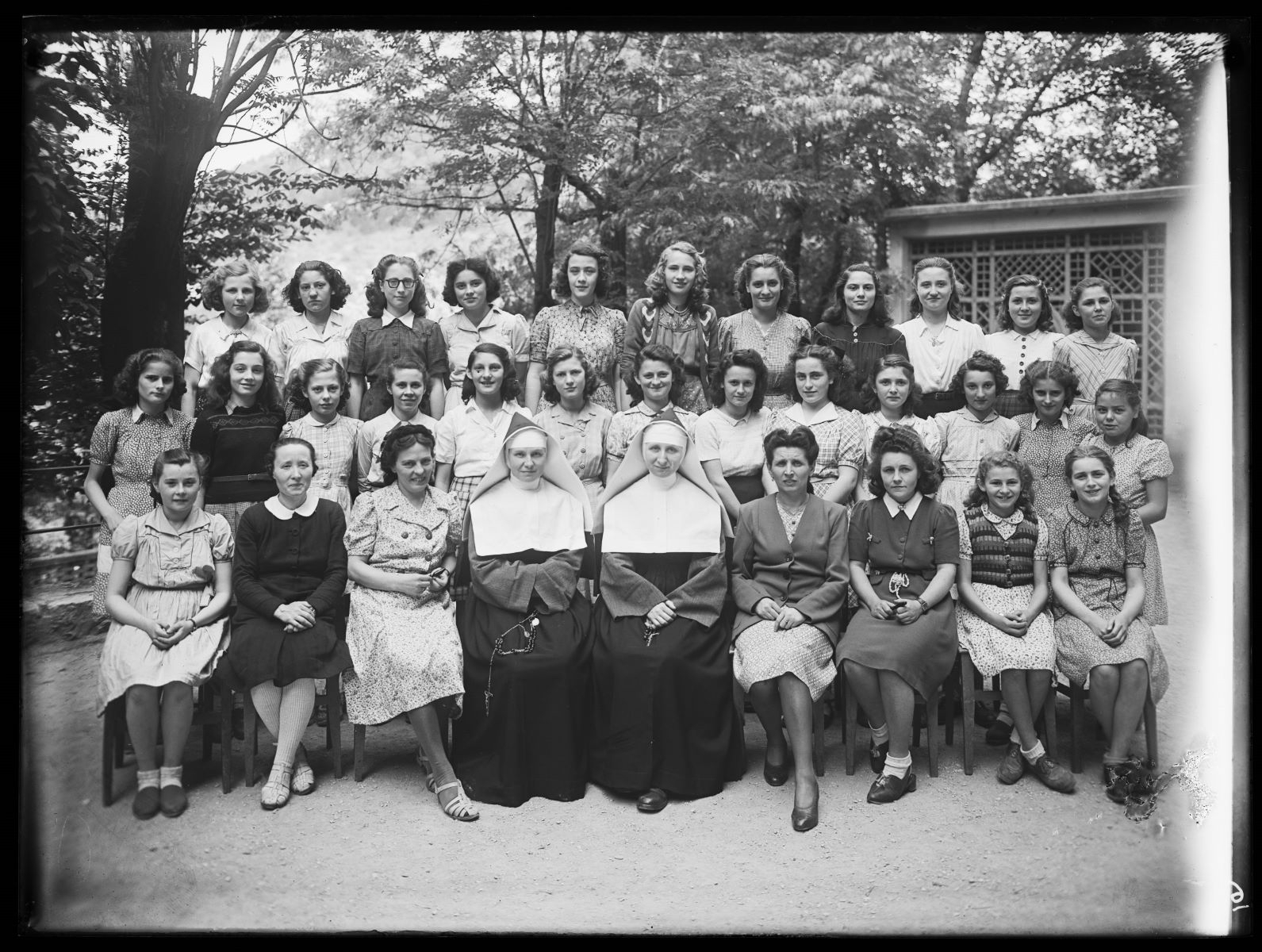 Classe de jeunes filles avec leurs enseignantes, Studio Meusy, 1946 vers