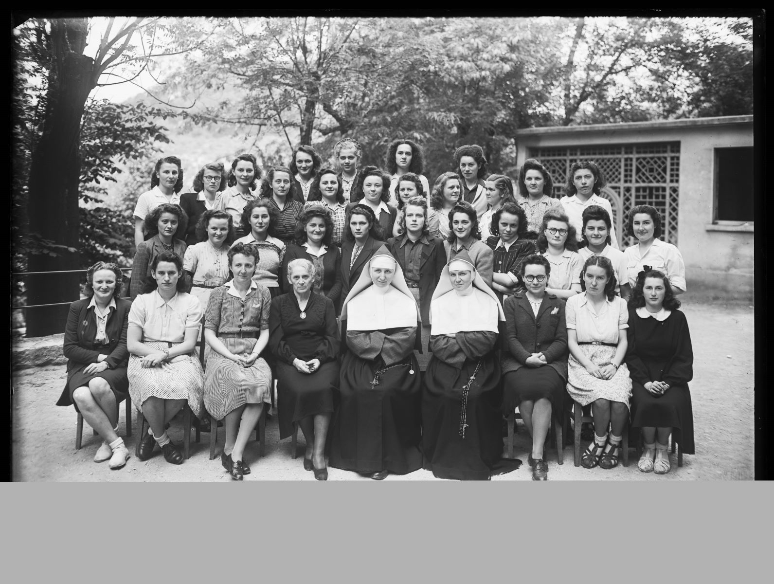 Classe de jeunes filles avec leurs enseignantes, Studio Meusy