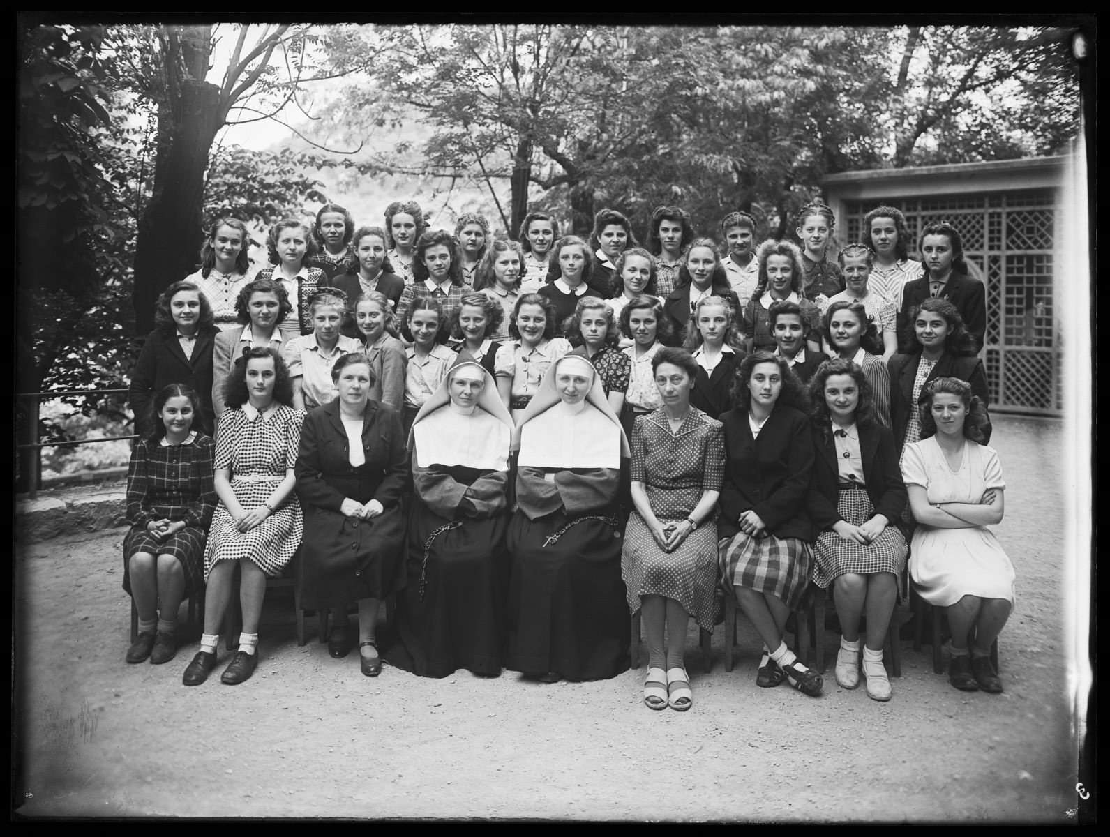 Classe de jeunes filles avec leurs enseignantes, Studio Meusy, 1917 après