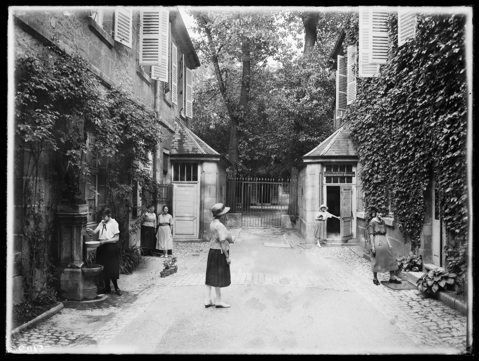 Cour intérieure de l'école ménagère Jeanne d'Arc, Studio Meusy, 1923 vers