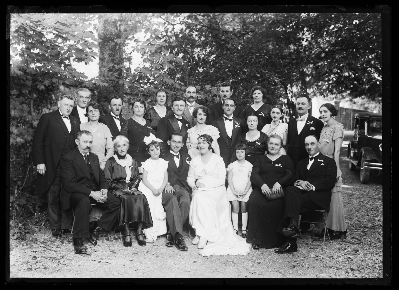 Photographie de famille prise à l'occasion d'un mariage, Studio Meusy, 1932 de