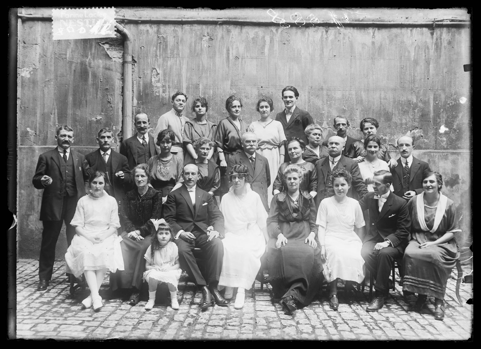 Photographie de famille prise à l'occasion d'un mariage, Studio Meusy, 1917 après