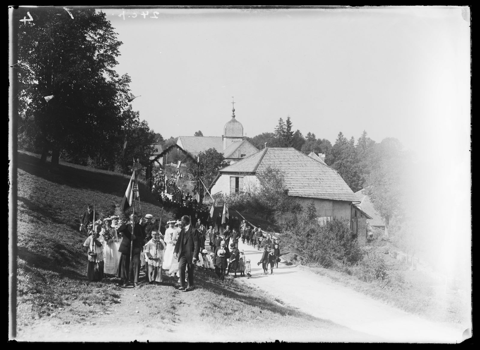 Procession religieuse dans un village, Studio Meusy, 1917 après