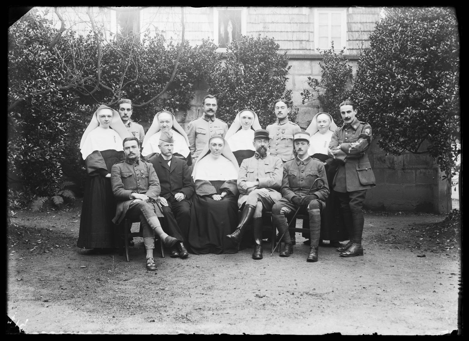 Portrait de groupe de militaires et religieuses, Studio Meusy, 1917 après