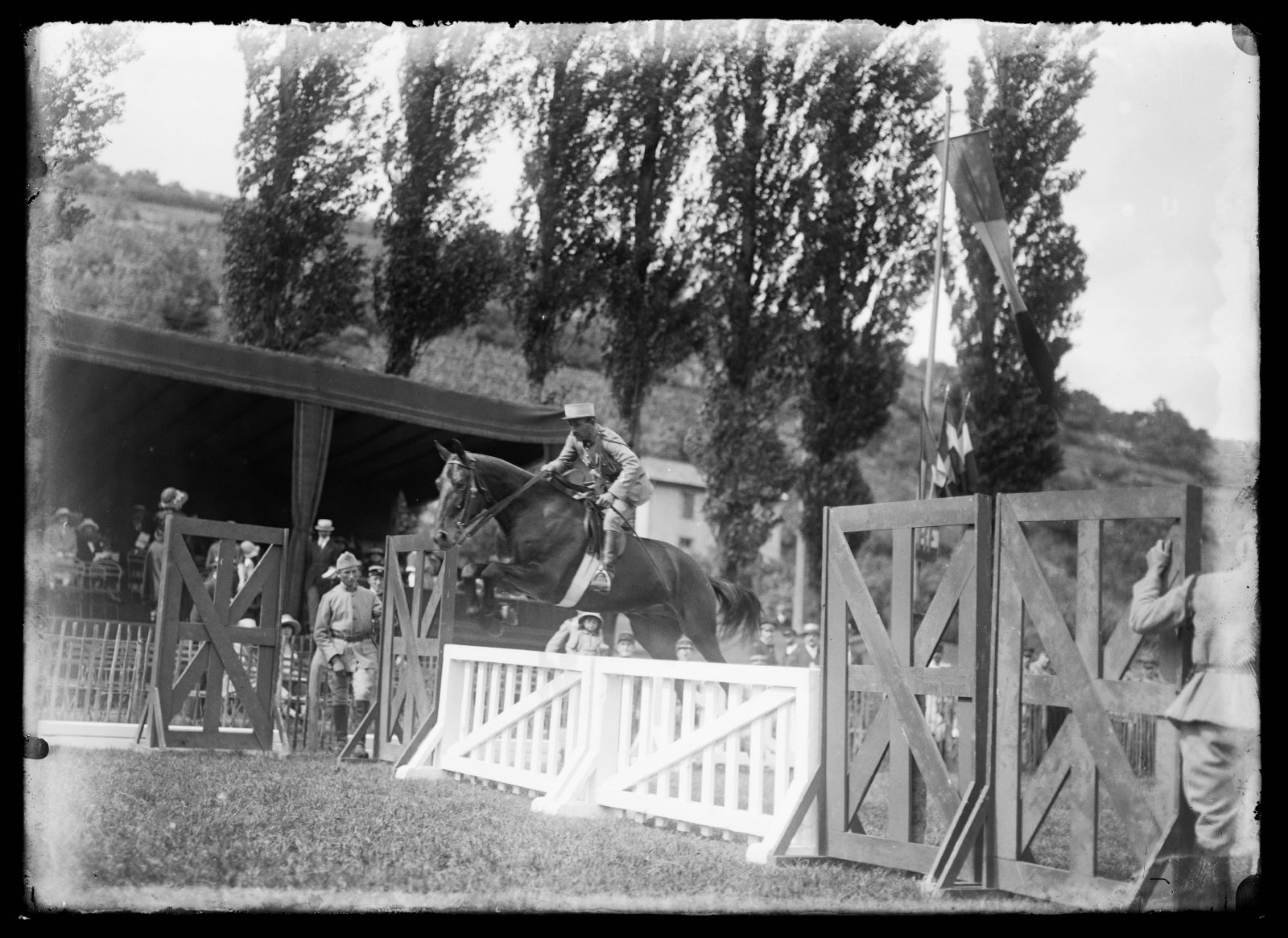 Saut d'obstacle à cheval, Studio Meusy, 1917 après