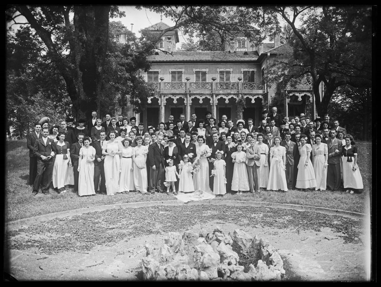Photographie de groupe prise à l'occasion d'un mariage, Studio Meusy