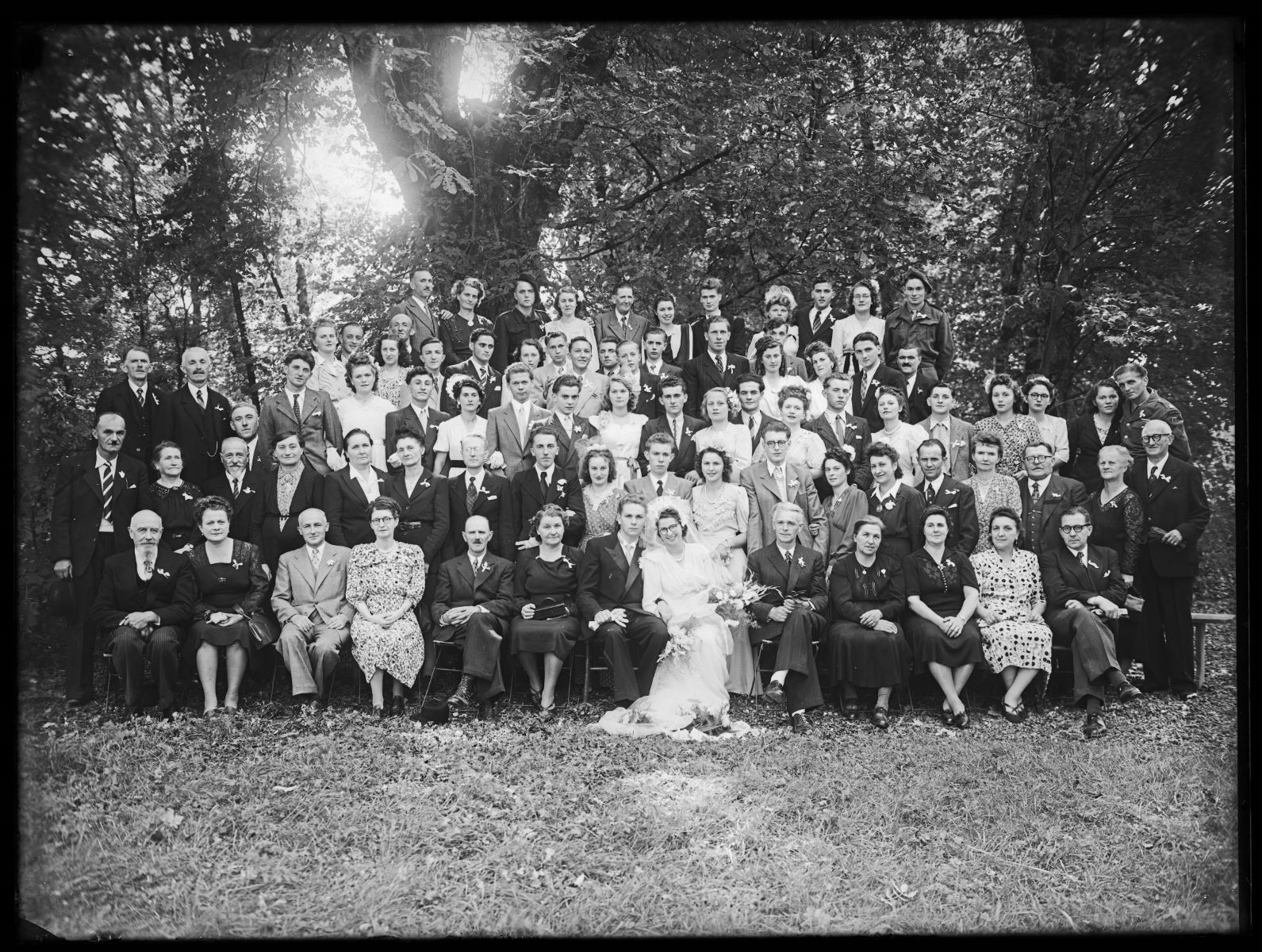 Photographie de groupe prise à l'occasion d'un mariage, Studio Meusy, 1917 après