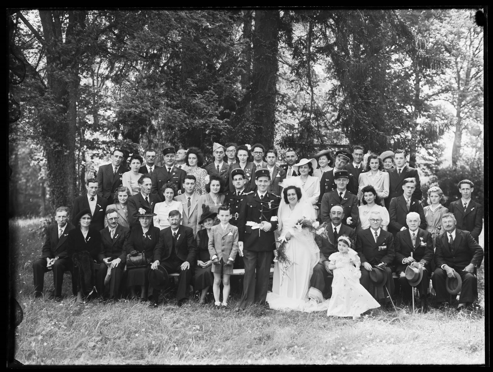 Photographie de groupe prise à l'occasion d'un mariage, Studio Meusy