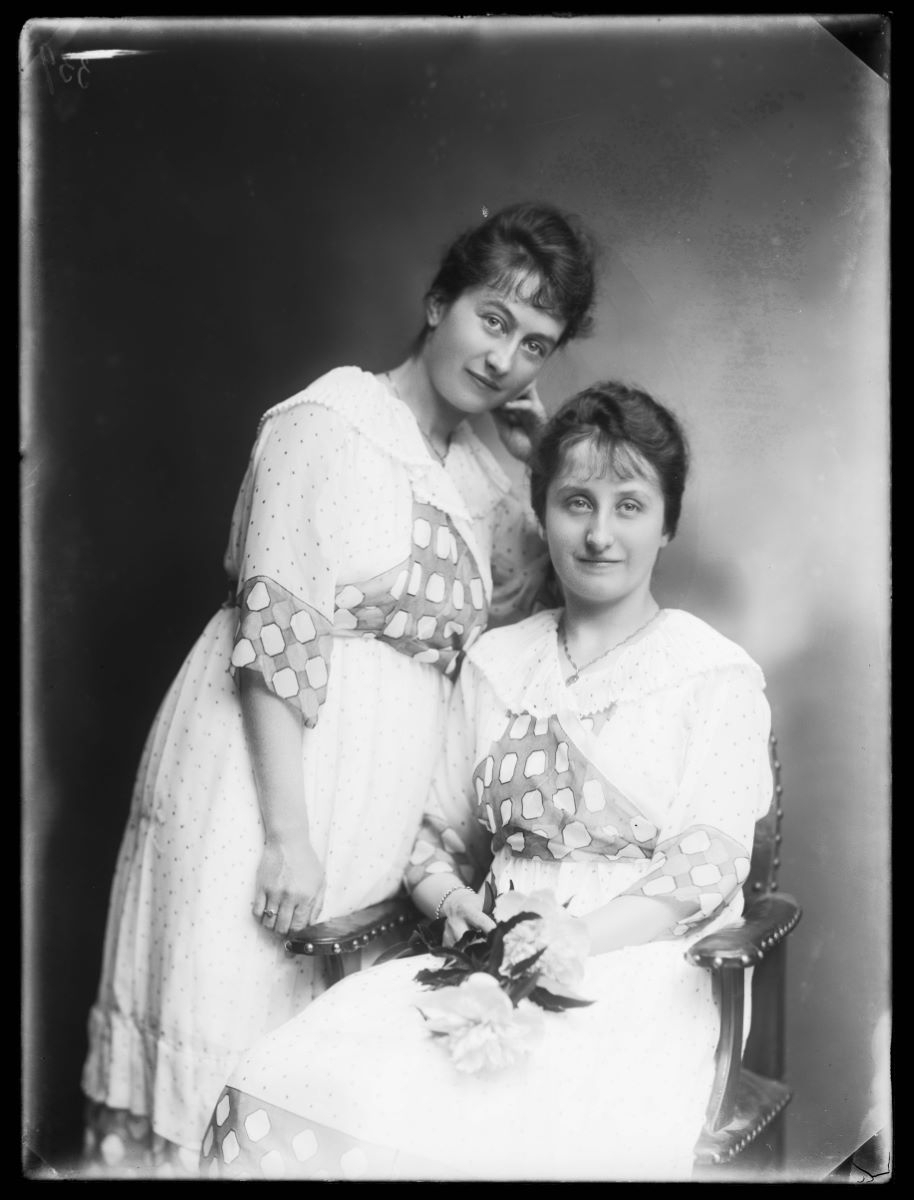 Portrait de deux soeurs dans la même tenue, Studio Meusy, 1917 après