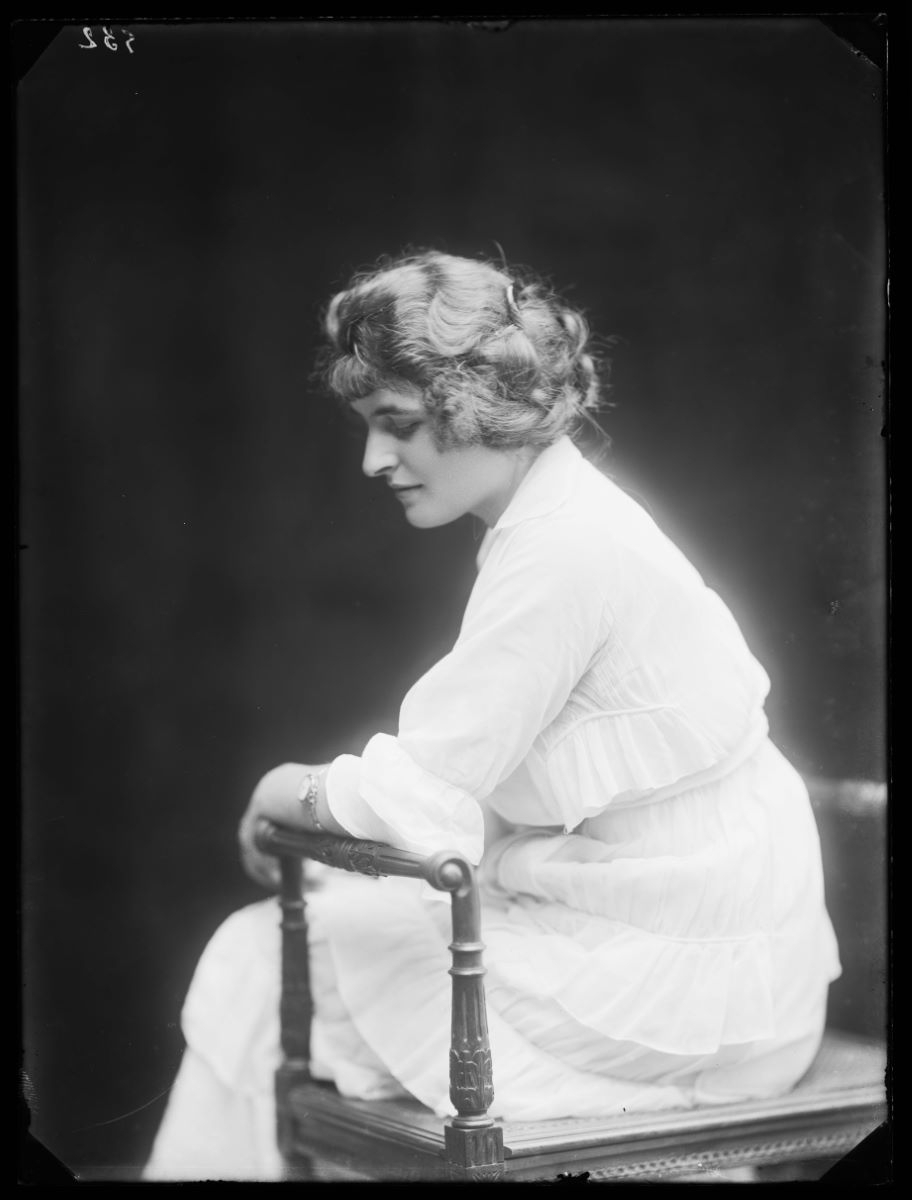 Portrait d'une jeune femme assise, Studio Meusy, 1917 après
