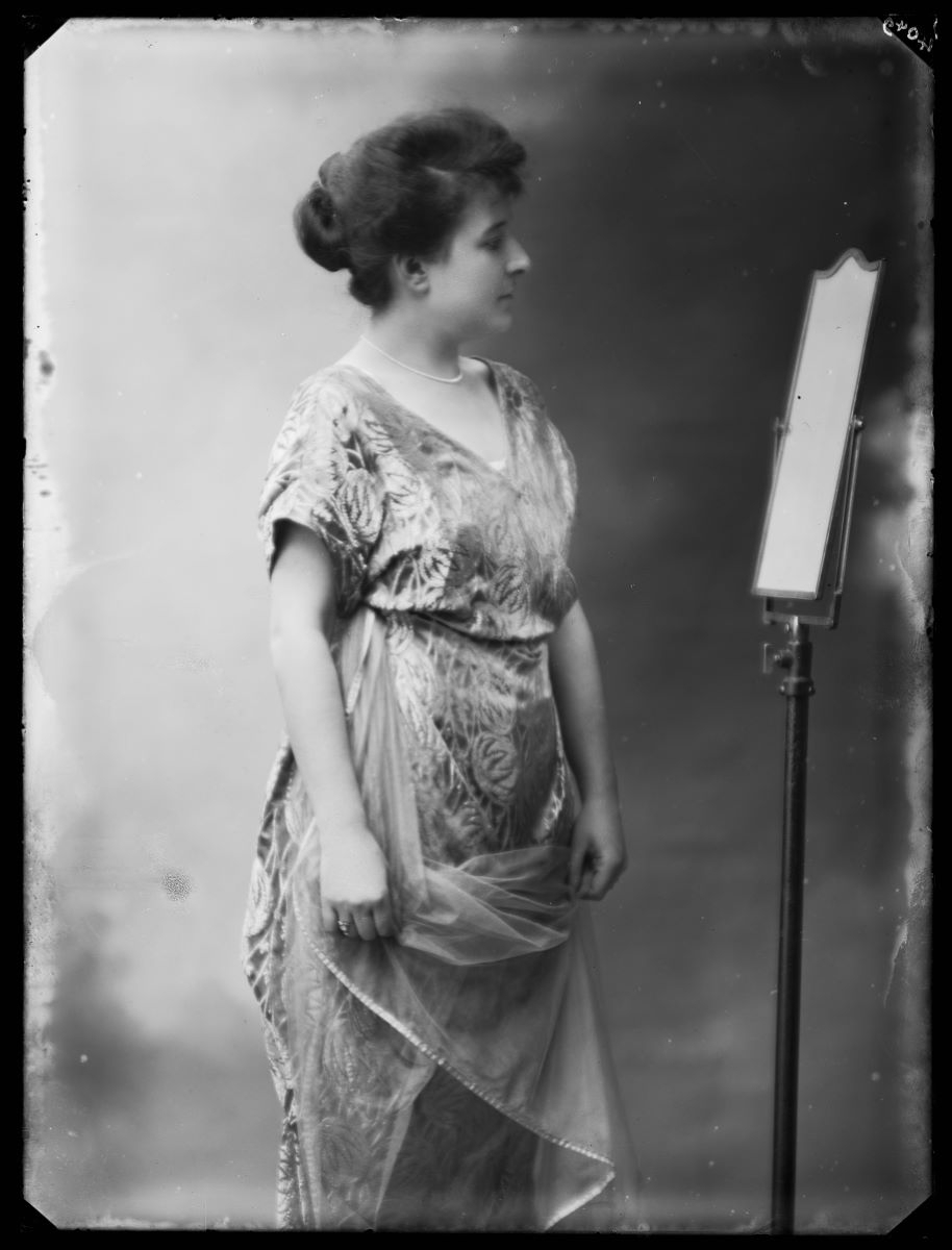 Portrait d'une jeune femme devant un miroir, Studio Meusy, 1917 après