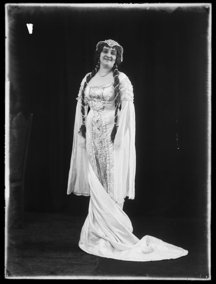 Portrait d'une actrice en costume, Studio Meusy, 1917 après