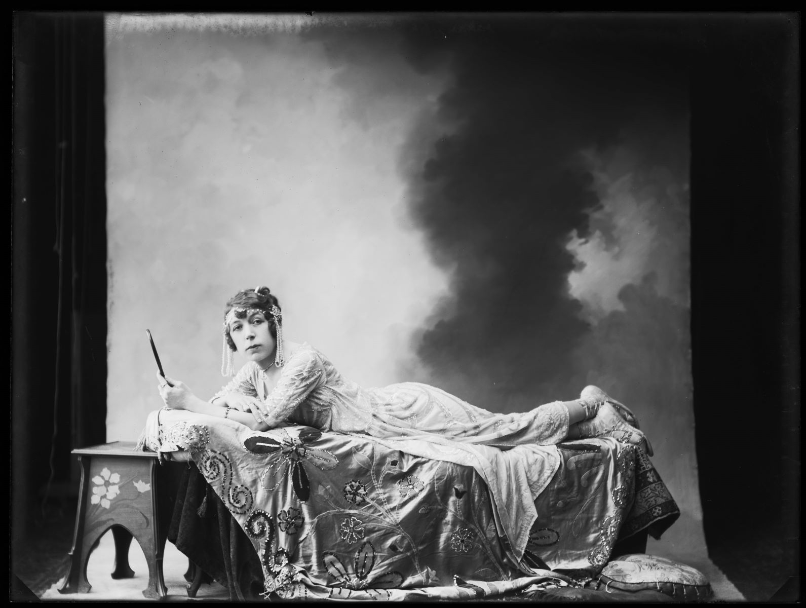 Portrait d'une actrice allongée sur un divan, Studio Meusy, 1917 après