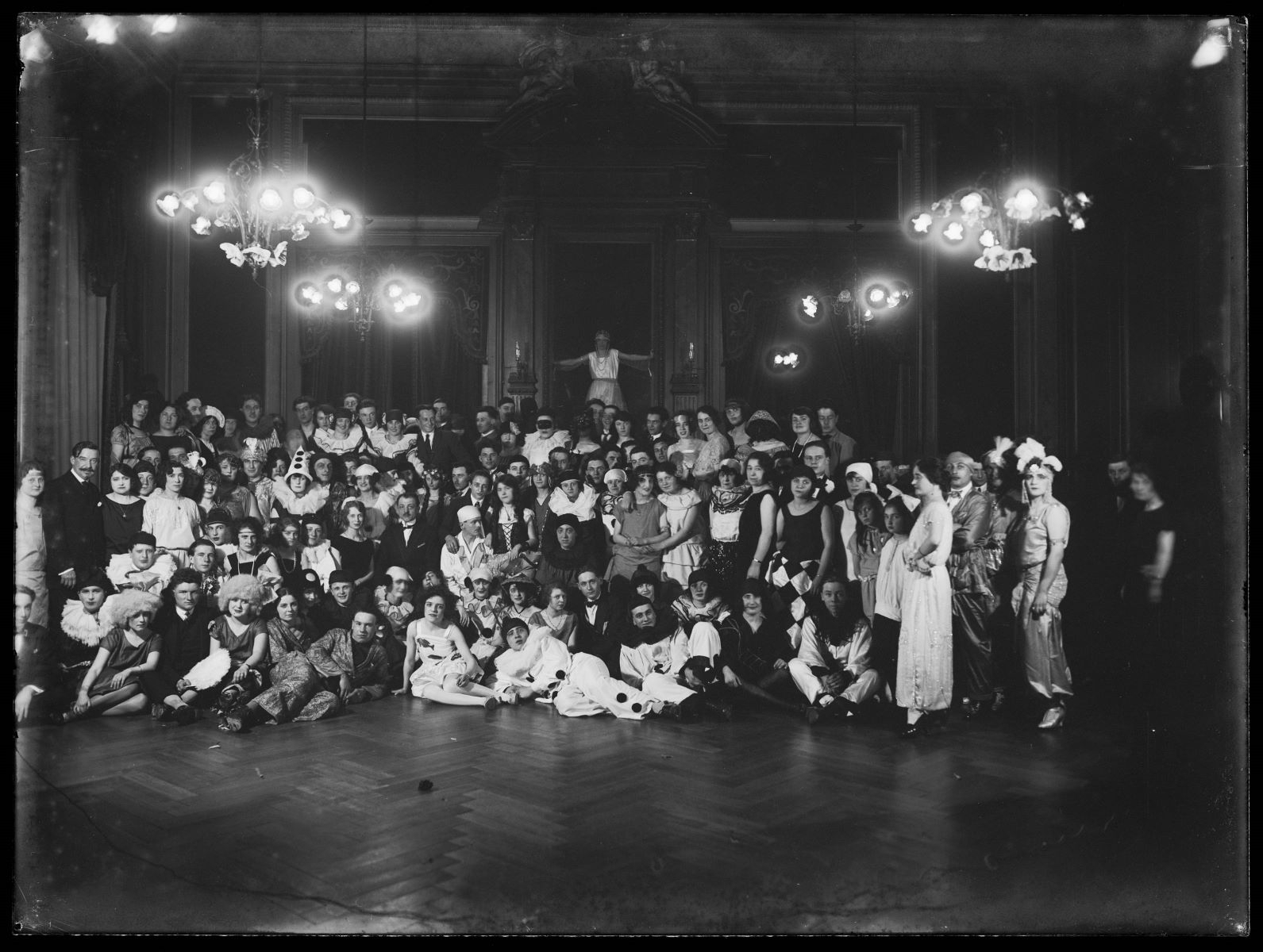 Portrait d'un groupe déguisé, Studio Meusy, 1917 après