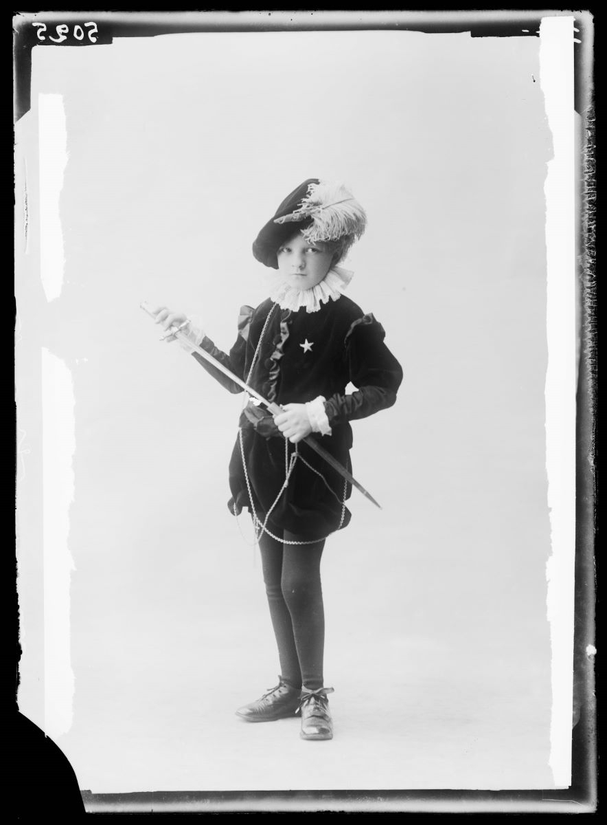 Portrait d'un jeune garçon déguisé en page, Studio Meusy, 1917 après